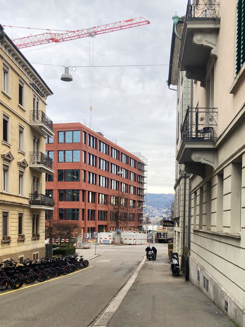  Swiss Re Lake nimmt Form in Kunststein und Terracotta an